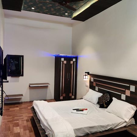 Keshav Hotel Farrukhabad エクステリア 写真